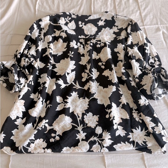 ✨ NWT Torrid Harper Blouse – Black & Ivory Floral (Size 2) - Picture 5 of 5
